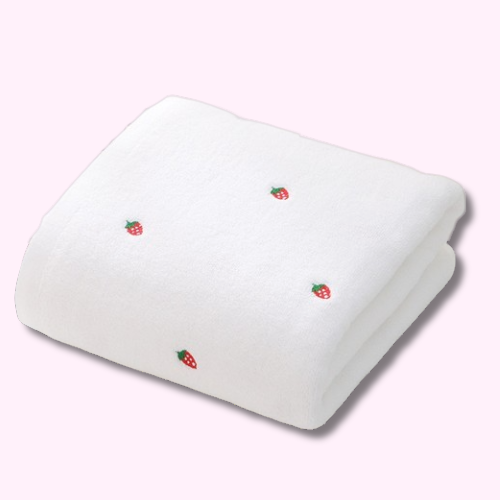 Serviette de Bain Blanche Kawaii avec ses Petites Fraises