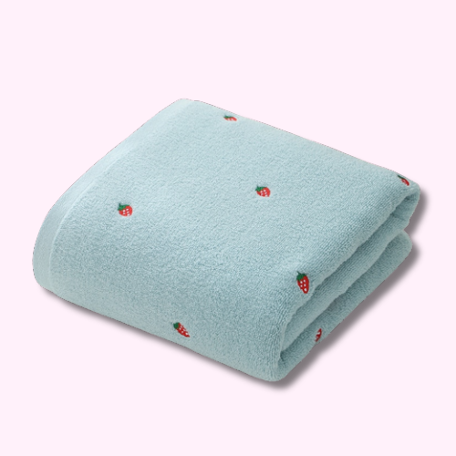 Serviette de Bain Bleue Kawaii avec ses Petites Fraises