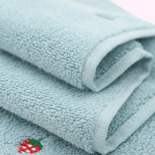 Serviette de Bain Bleue Kawaii avec ses Petites Fraises Zoom