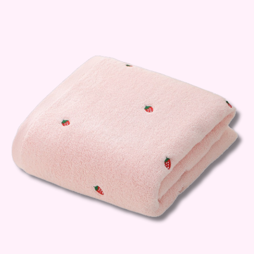 Serviette de Bain Rose Kawaii avec ses Petites Fraises